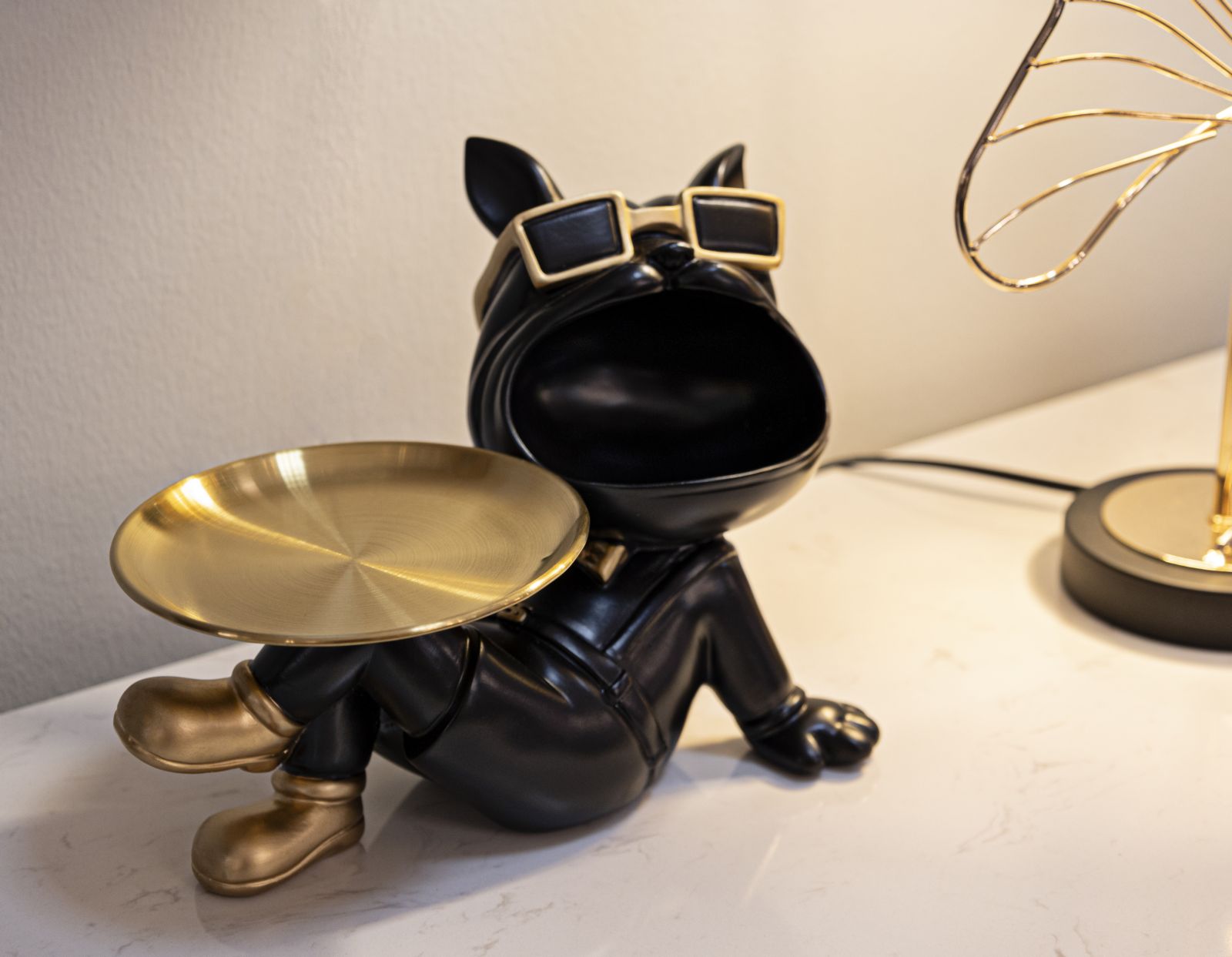 Dekofigur Hund Buddy Schwarz Gold 18,5 cm mit Sonnenbrille – Tierfigur